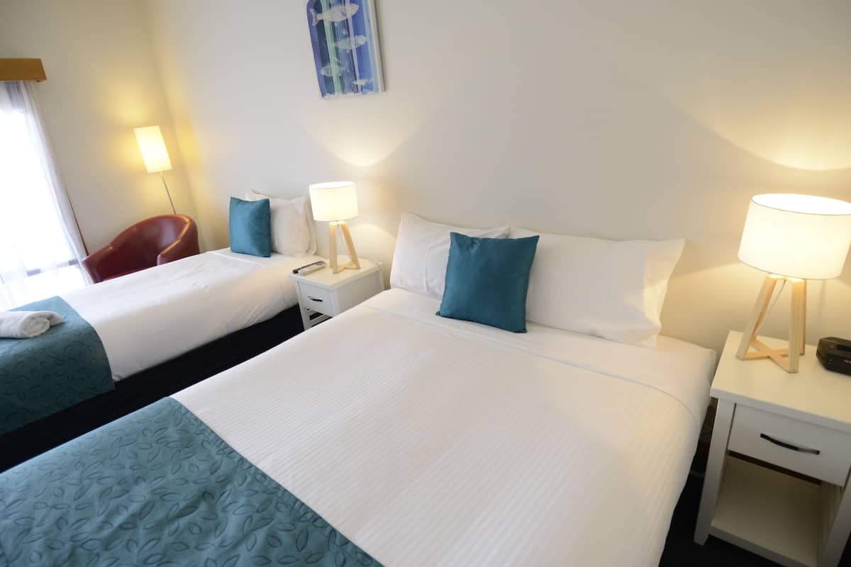standard room, non smoking | 1 bedroom, premium bedding, desk, iron/ironing board