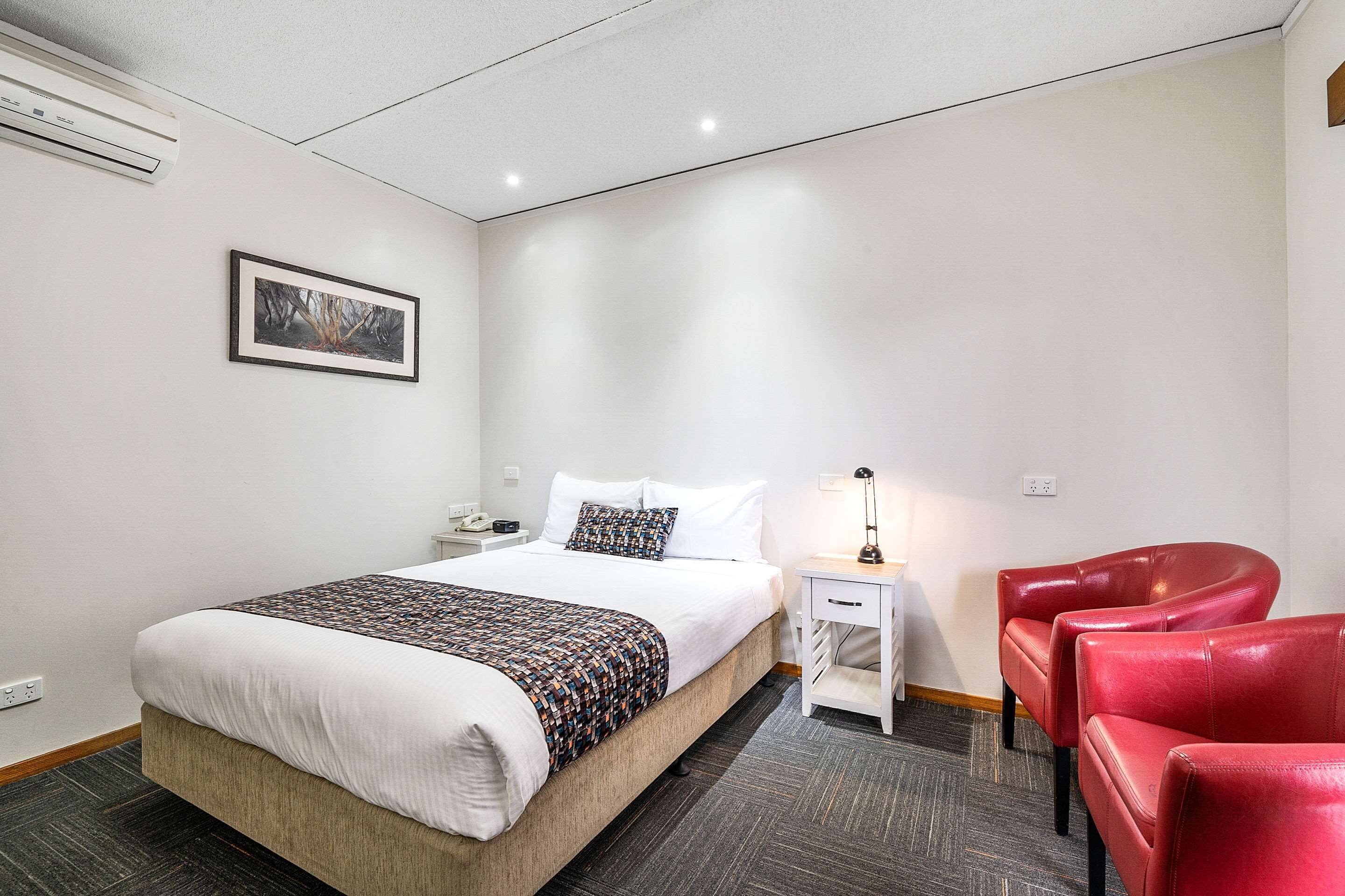 standard room, 1 queen bed, non smoking | 1 bedroom, premium bedding, desk, iron/ironing board