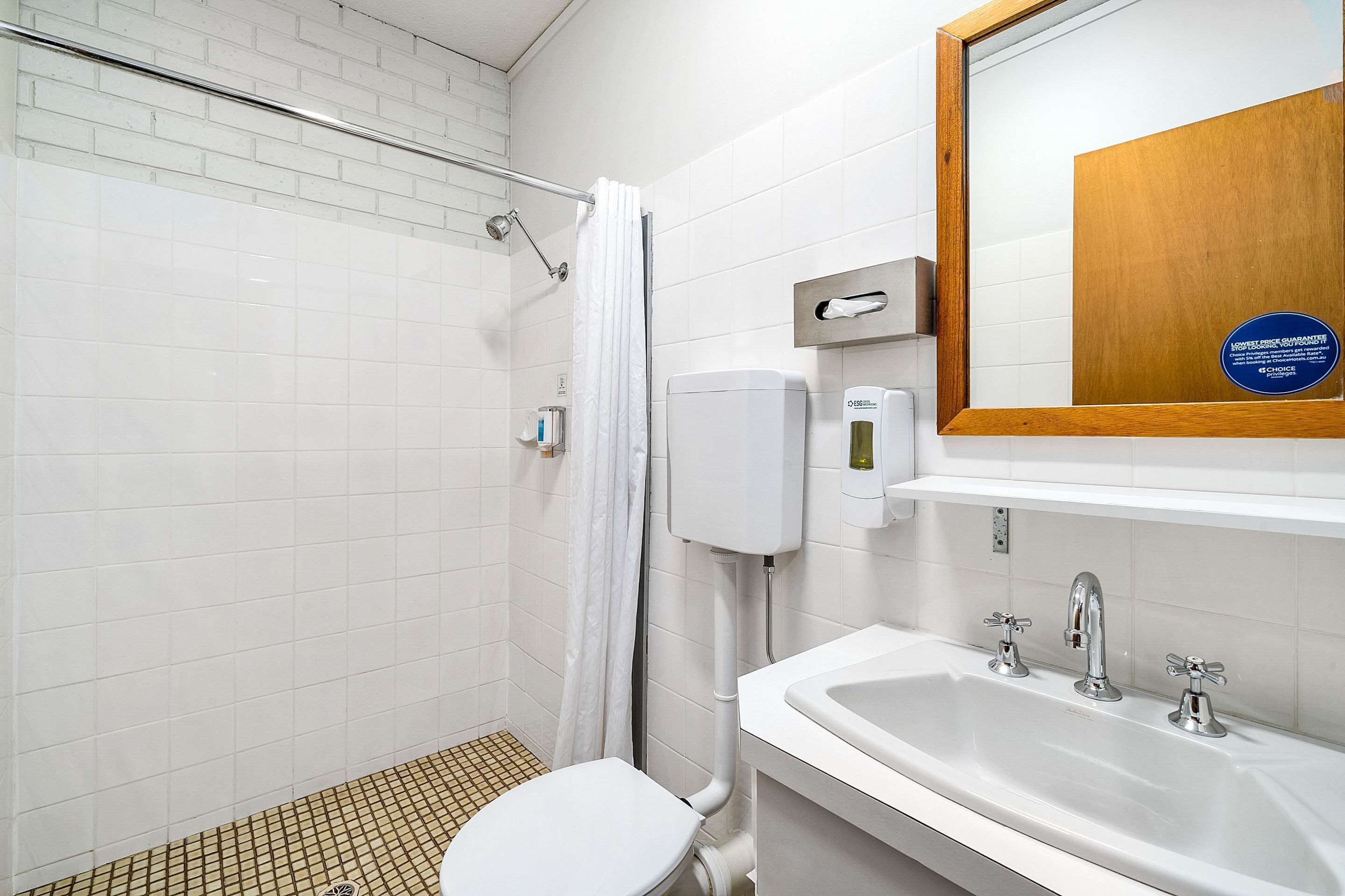 standard room, non smoking | bathroom | shower, free toiletries, towels