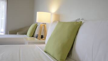 Habitación estándar, para no fumadores | Ropa de cama de alta calidad y escritorio
