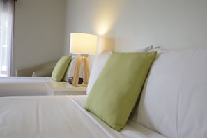 Standard Room, Non Smoking | Premium bedding, desk, iron/ironing board, free WiFi - Comfort Inn Benalla (Benalla)