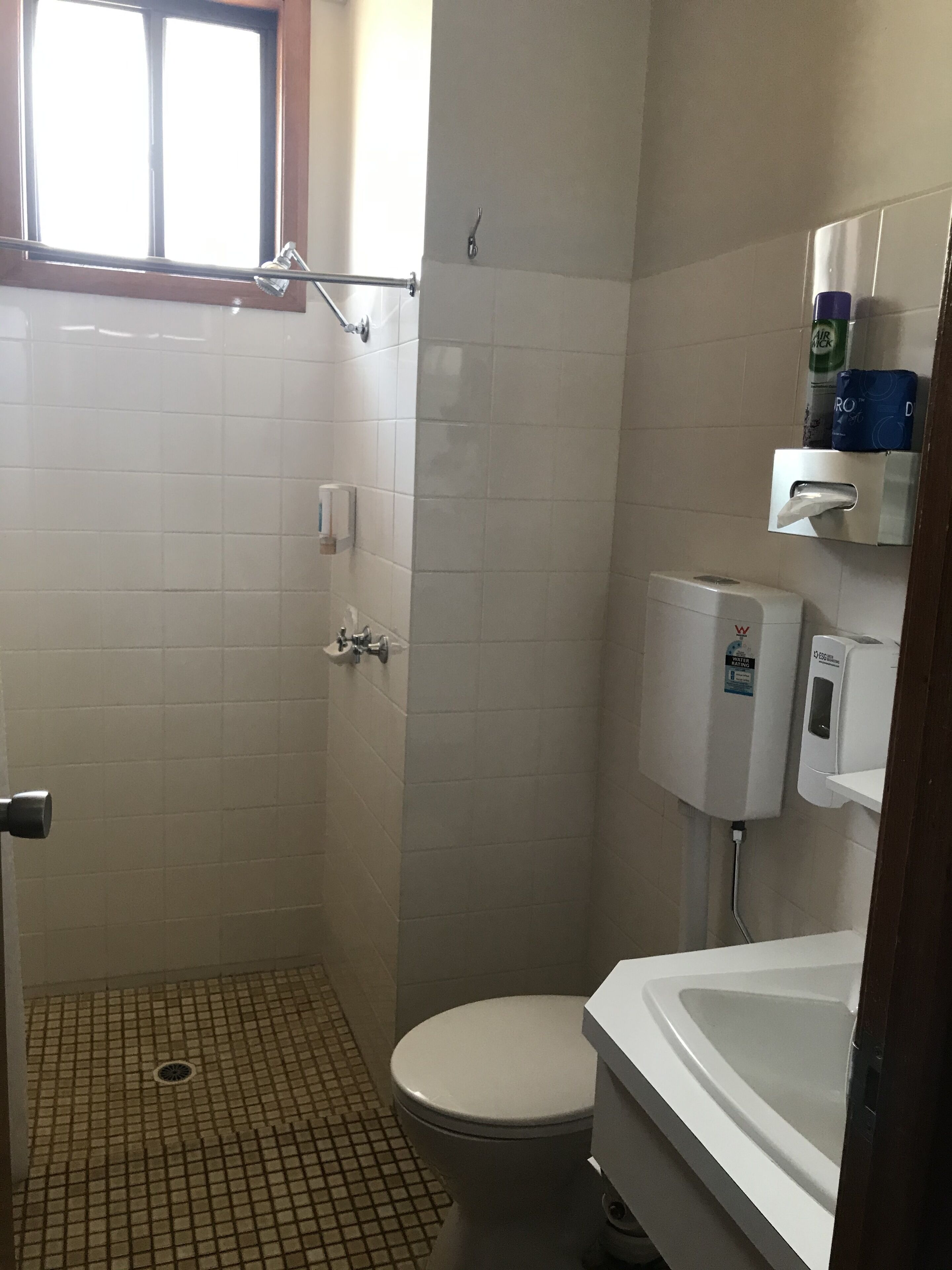 standard room, 1 queen bed, non smoking | bathroom | shower, free toiletries, towels