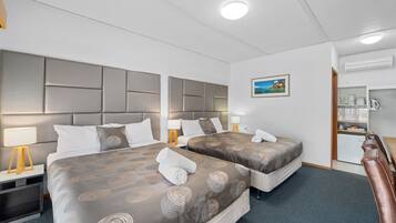 Family Room, 2 Katil Ratu (Queen), Non Smoking | Peralatan tempat tidur premium, meja, seterika/papan seterika