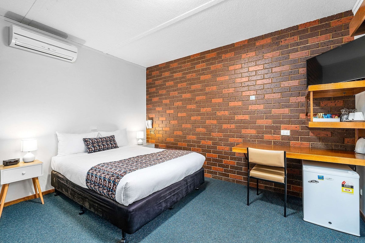 Standard Room, 1 Queen Bed, Non Smoking | Premium bedding, desk, iron/ironing board, free WiFi