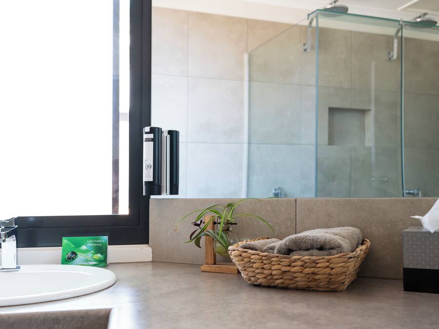 Dusche, umweltfreundliche Kosmetikartikel, Haartrockner, Handtücher