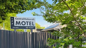 A sign for the Central Deborah Motel with a 4-star rating, a fenced driveway, and a pathway leading to the entrance. - Bendigo Central Deborah (Bendigo)