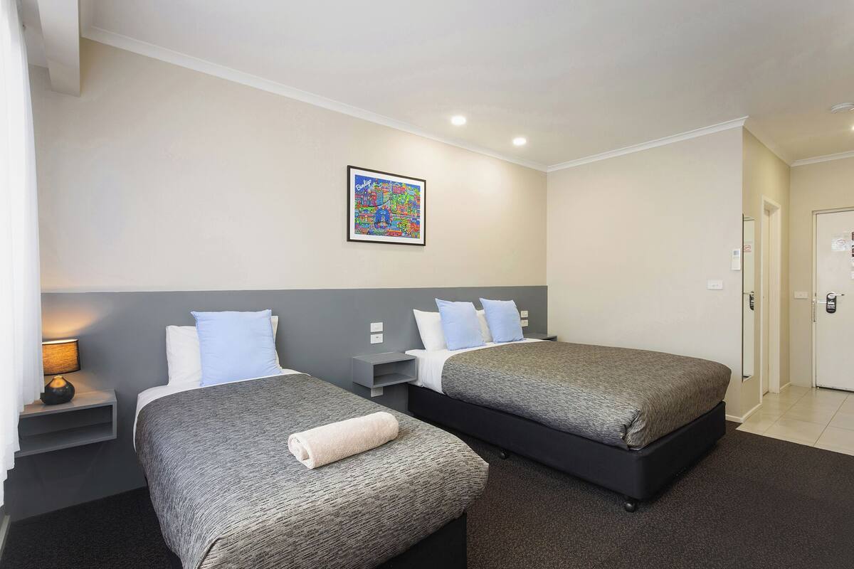 Executive Triple Room, Kitchenette | Gebar bulu kapas, ruang kerja komputer riba, langsir/tirai gelap terus 