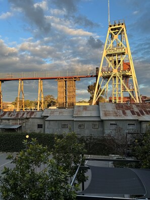 Una estructura minera histórica con un puente y edificios industriales.