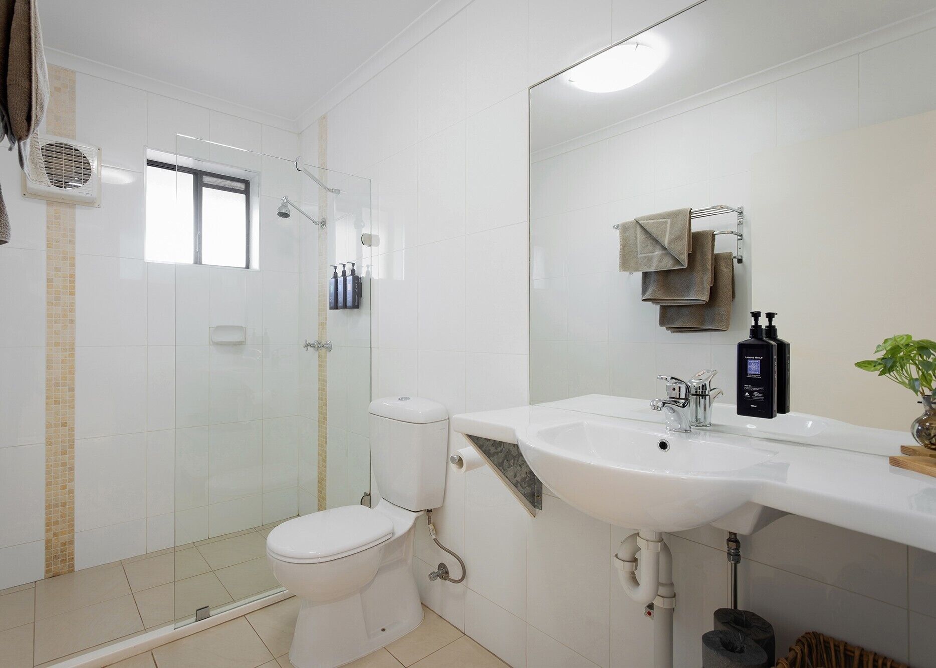 King Room with Balcony | Bathroom