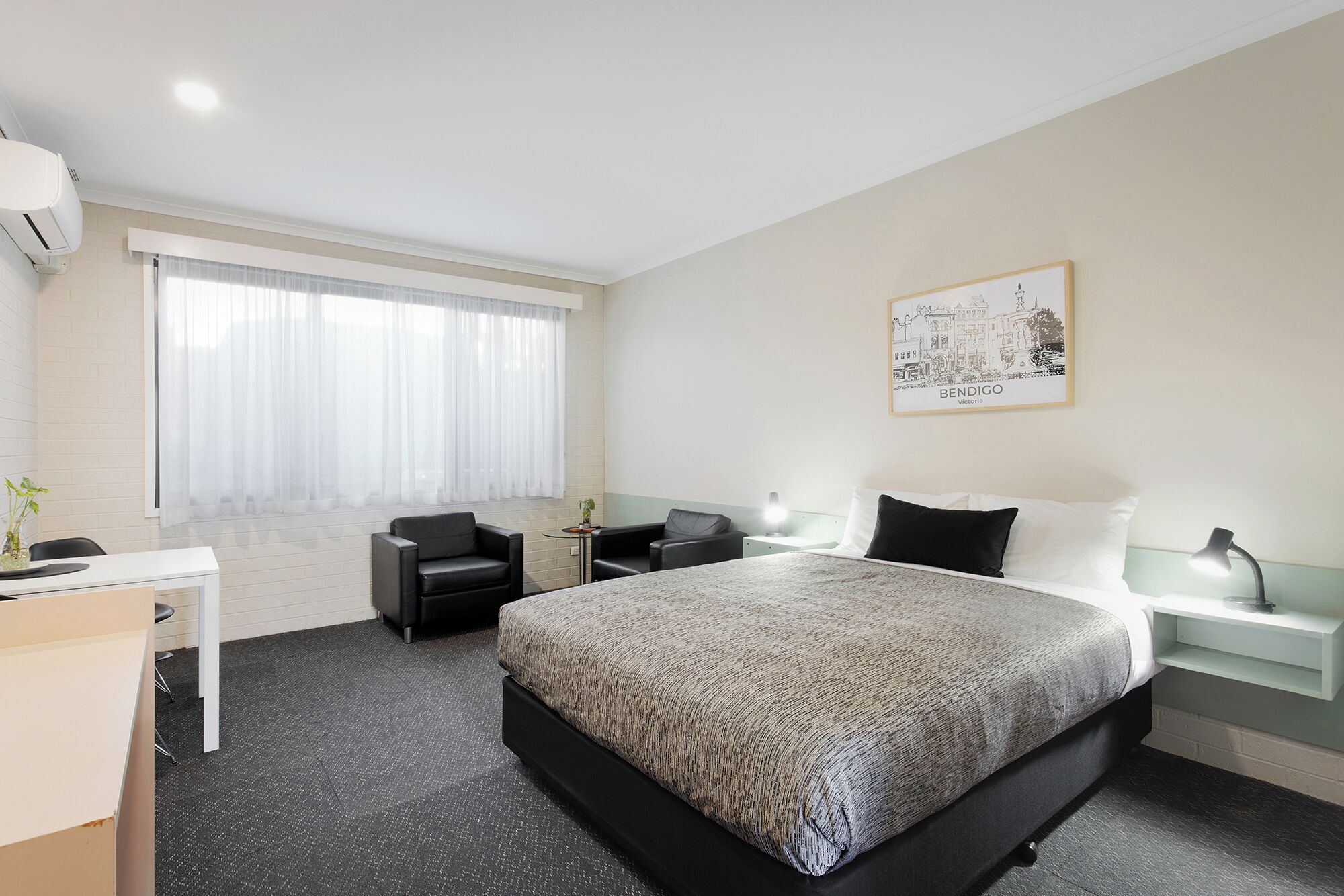 Habitación económica, 1 cama Queen size | Edredón, espacio para trabajar con laptop y cortinas blackout 