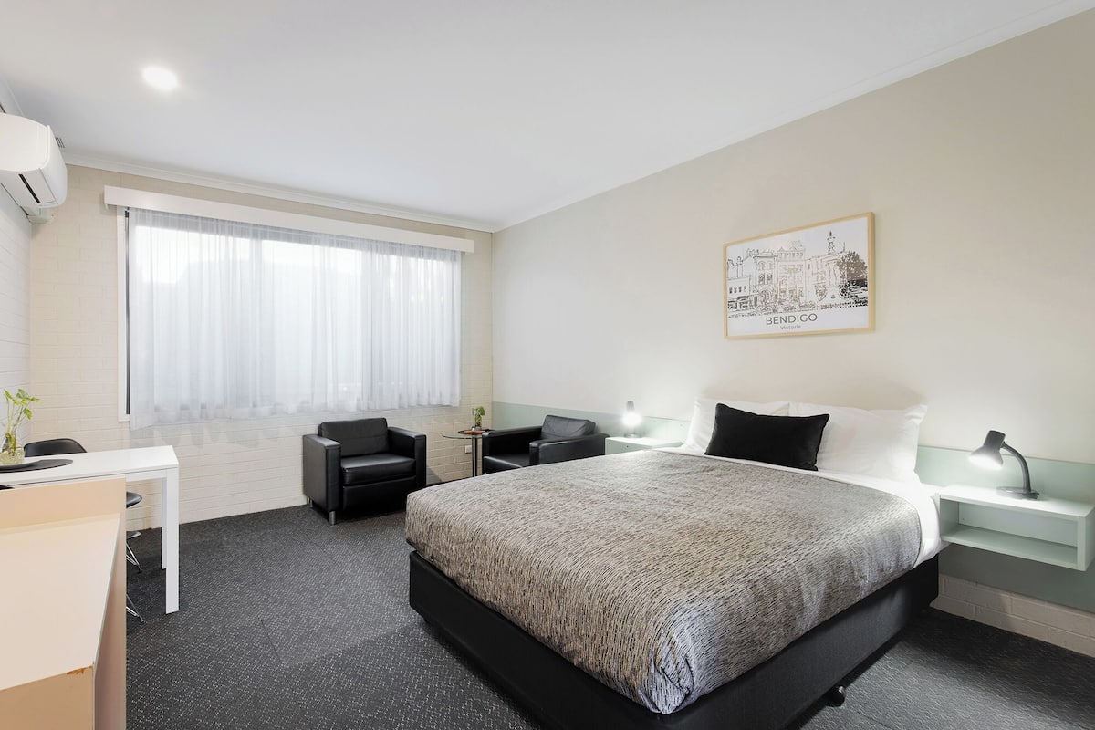 Habitación económica, 1 cama Queen size | Edredón, espacio para trabajar con laptop y cortinas blackout