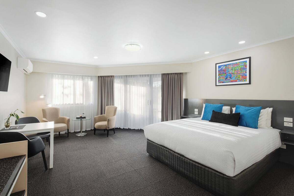 Superior Room, 1 Katil Raja (King), Balcony | Gebar bulu kapas, ruang kerja komputer riba, langsir/tirai gelap terus 