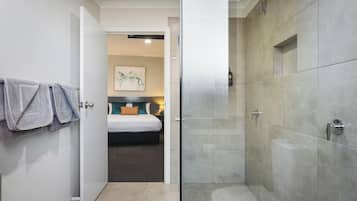 Superior Queen Room with Kitchenette | Bathroom | Shower, eco-friendly toiletries, hair dryer, towels