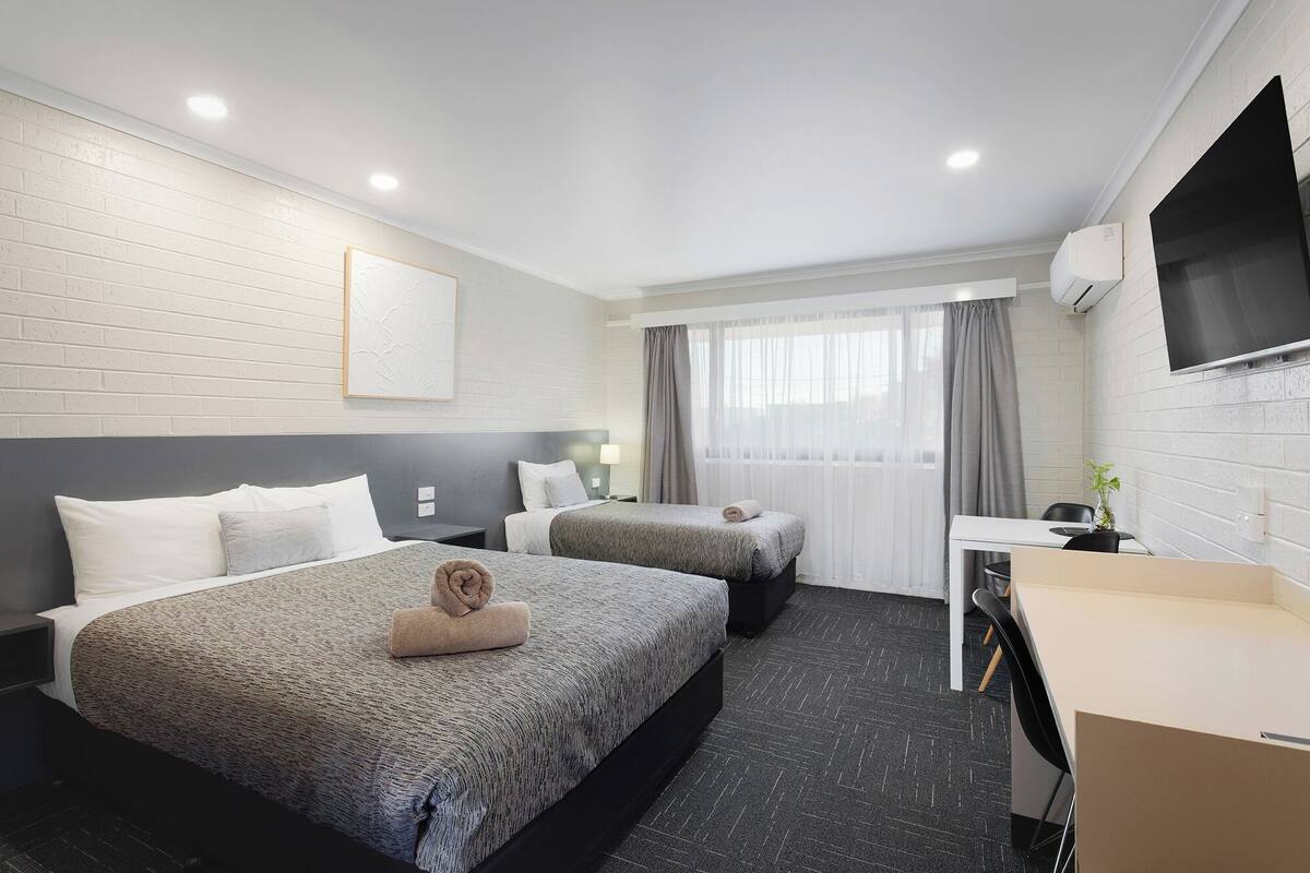 Economy Triple Room | Gebar bulu kapas, ruang kerja komputer riba, langsir/tirai gelap terus 