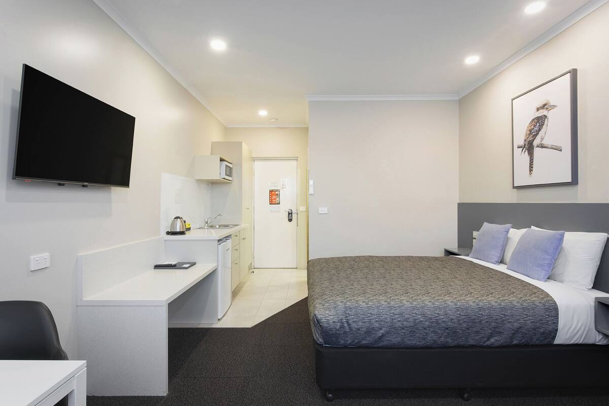 Executive Room, 1 Katil Ratu (Queen), Kitchenette | Gebar bulu kapas, ruang kerja komputer riba, langsir/tirai gelap terus 