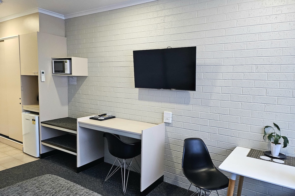 43-inch smart tv with digital channels, tv, streaming services