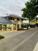 Fachada de la propiedad