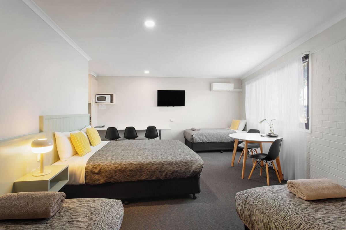 Family Room (Sleeps 5) | Gebar bulu kapas, ruang kerja komputer riba, langsir/tirai gelap terus 