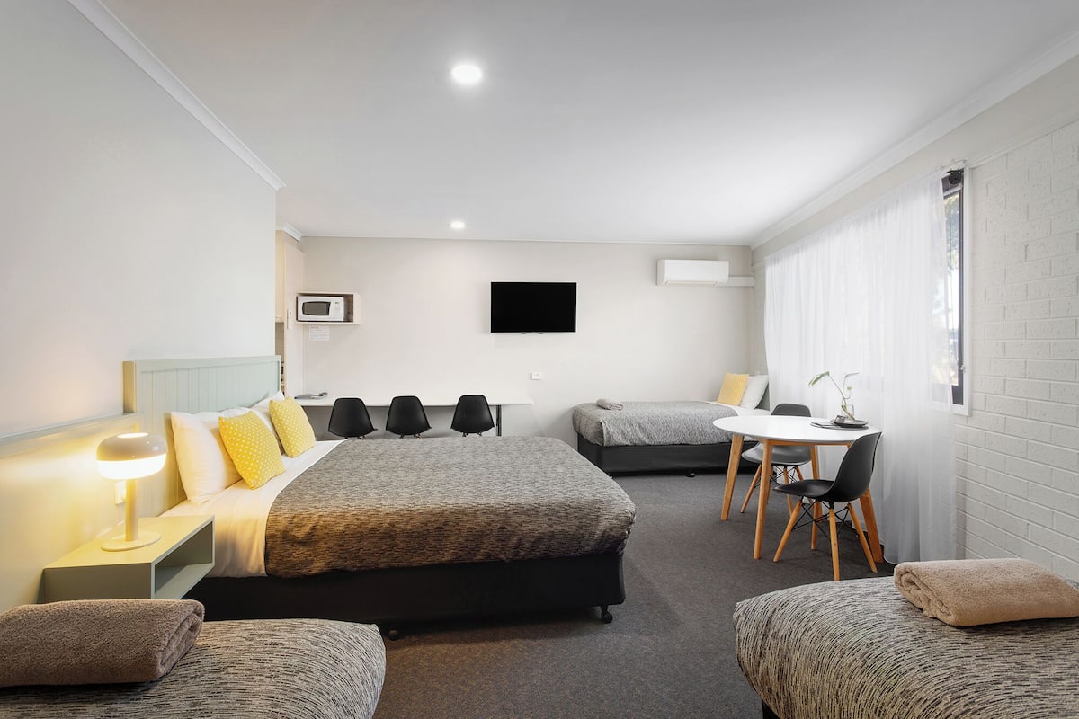 Habitación familiar (Sleeps 5) | Edredón, espacio para trabajar con laptop y cortinas blackout