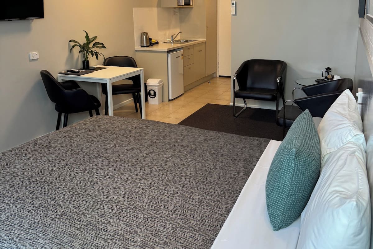 Executive-rum - 1 queensize-sÀng - pentry | DuntÀcken, individuell inredning, unika möbler och arbetsyta för laptop