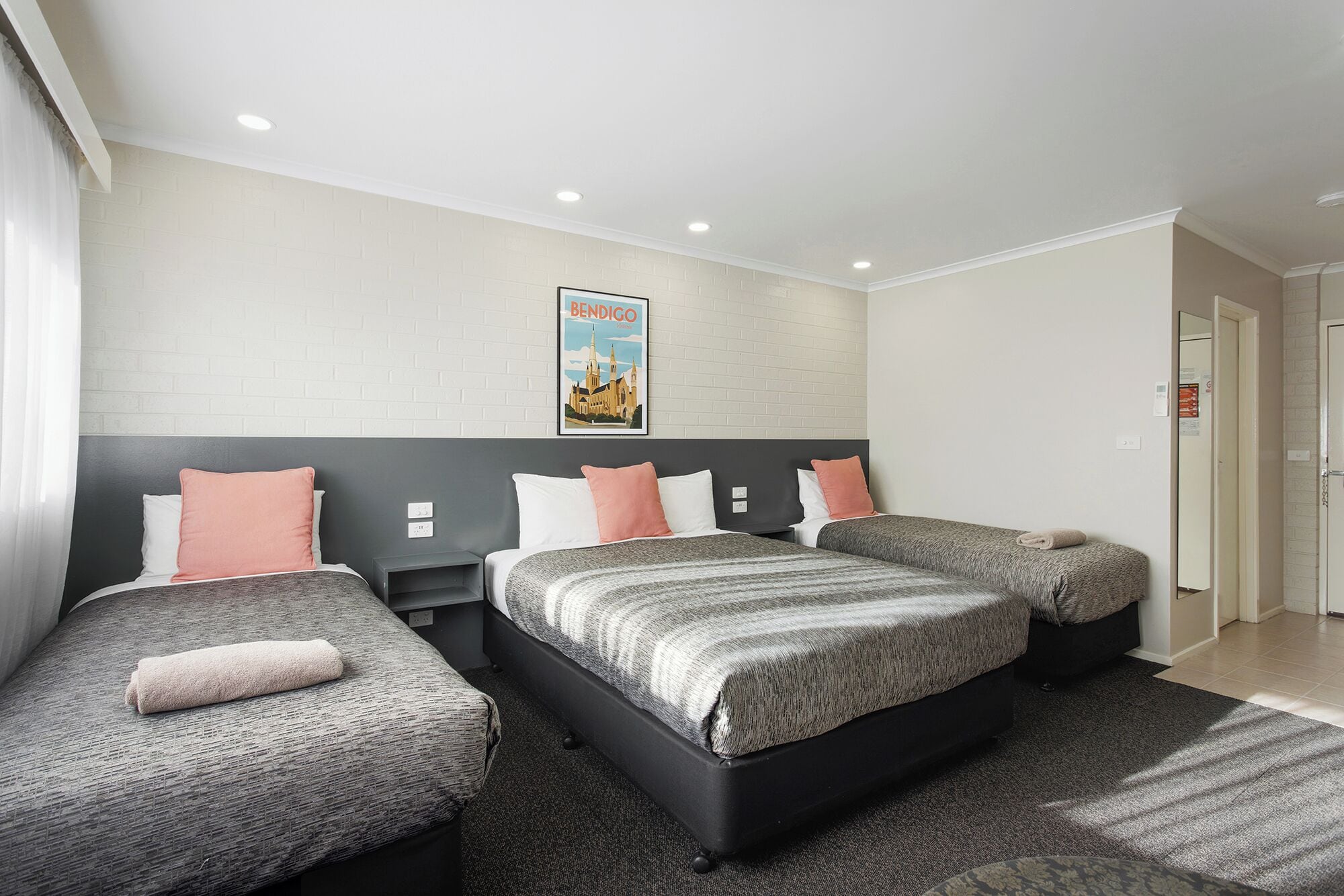 Habitación familiar (Sleeps 4) | Edredón, espacio para trabajar con laptop y cortinas blackout 