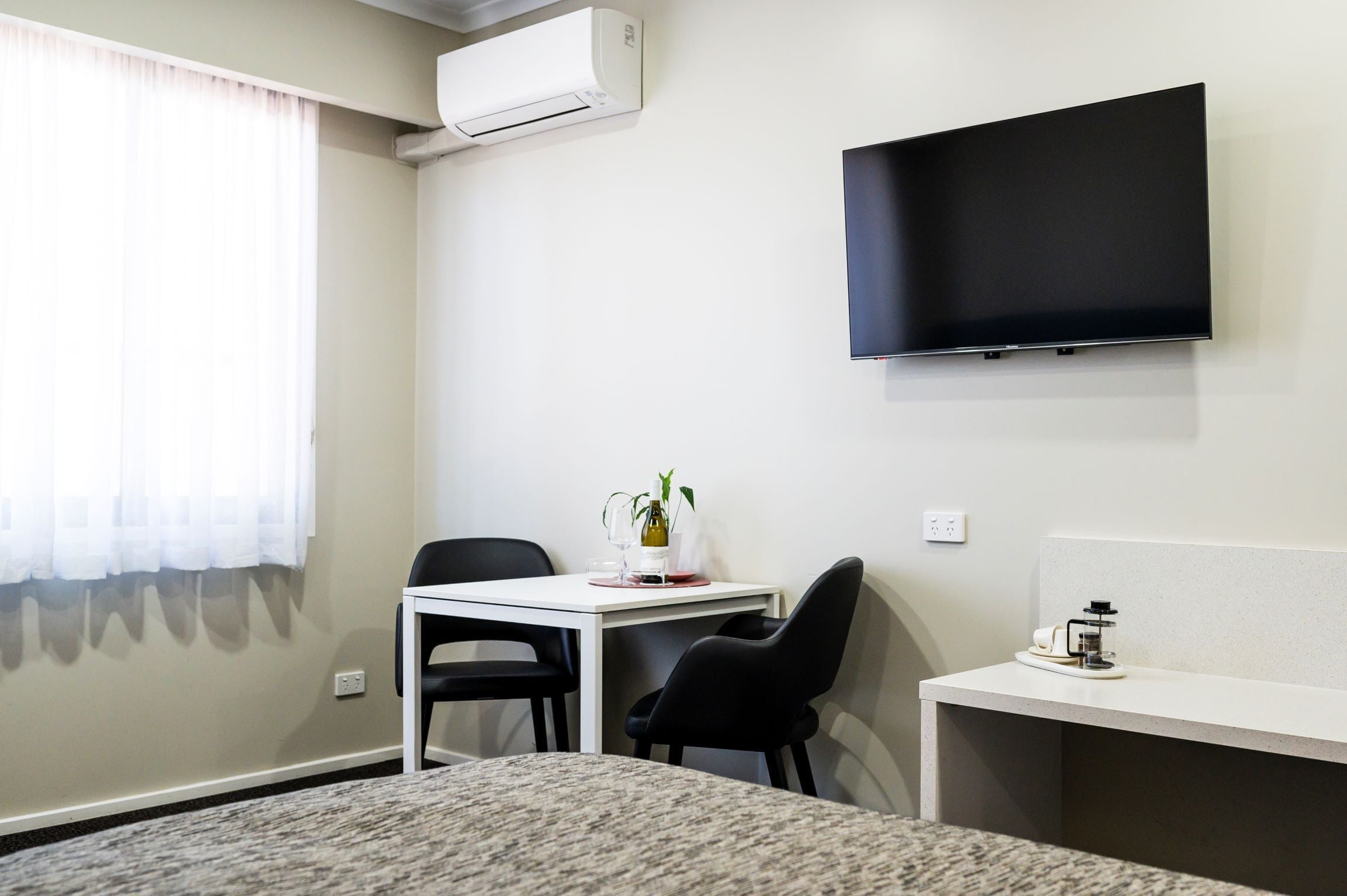 queen room with kitchenette | in-room dining