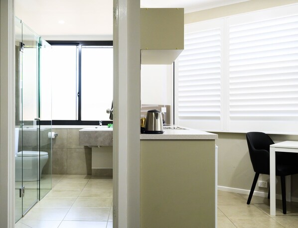 Shower, eco-friendly toiletries, hair dryer, towels - Bendigo Central Deborah (Bendigo)