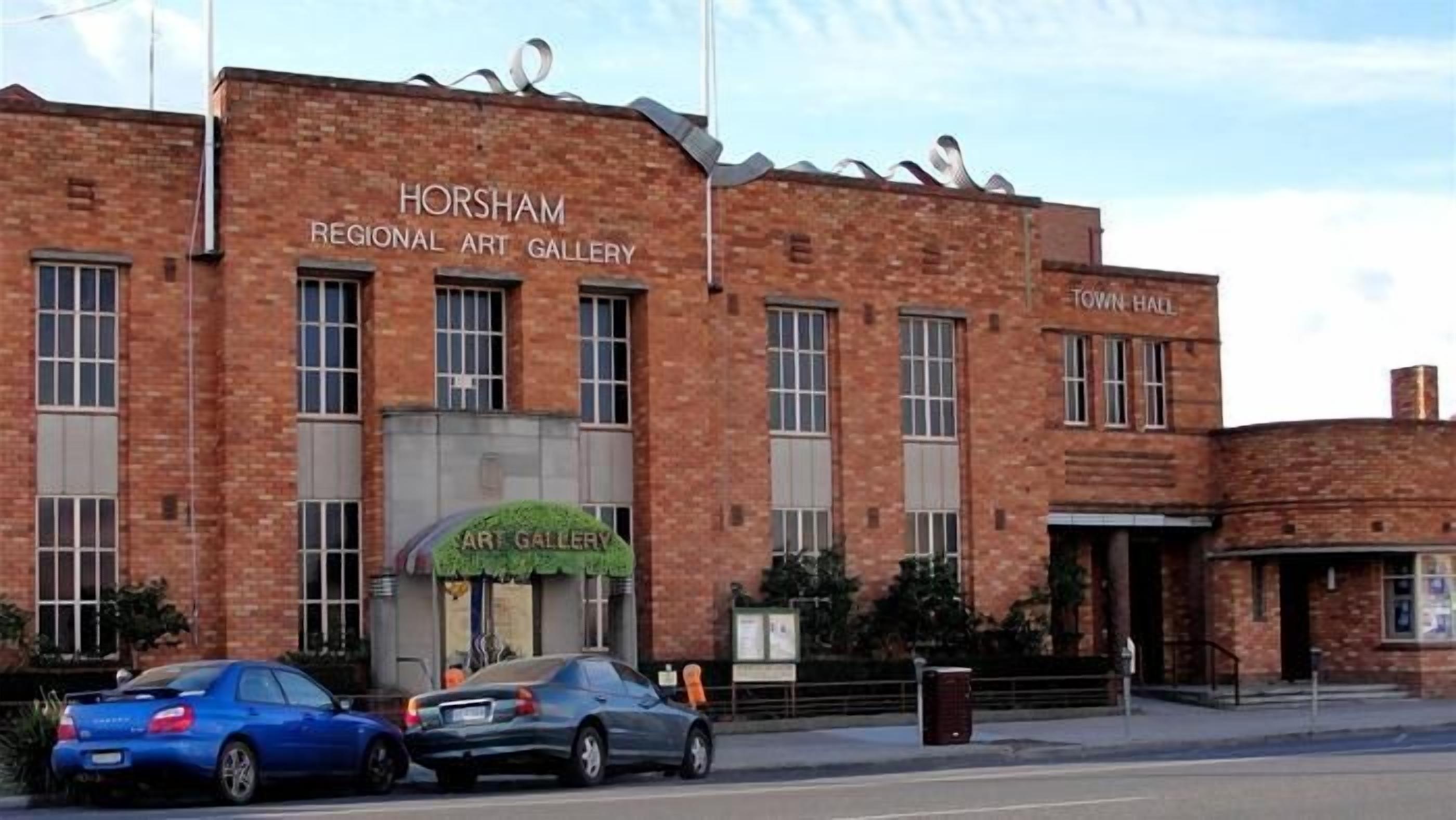 Un edifici de maó amb les indicacions "HORSHAM REGIONAL ART GALLERY" i "AJUNTAMENT". 