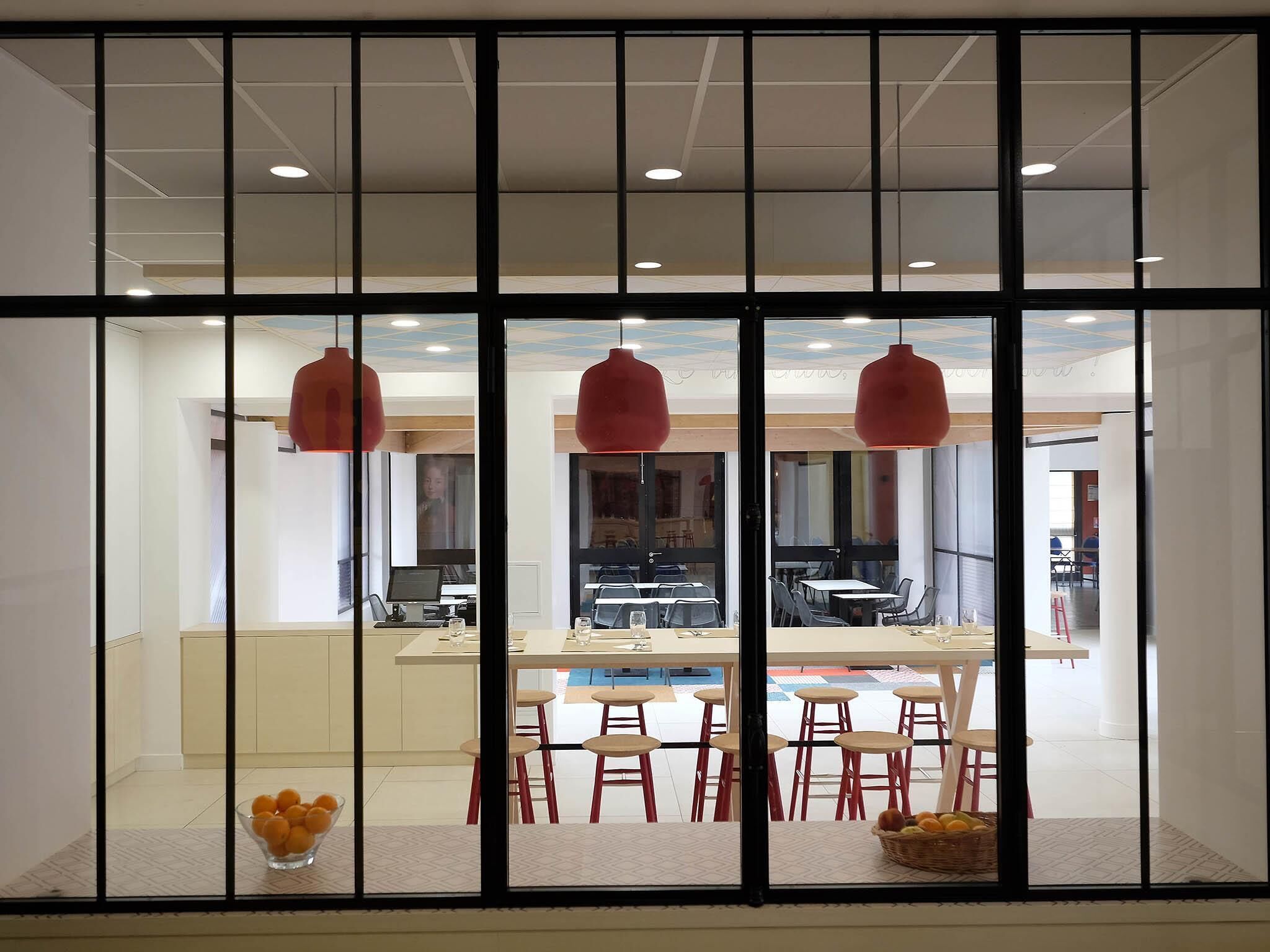 Serveert ontbijt, lunch, diner, regionale gerechten 