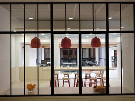 Se sirven desayunos, almuerzos, cenas y cocina regional