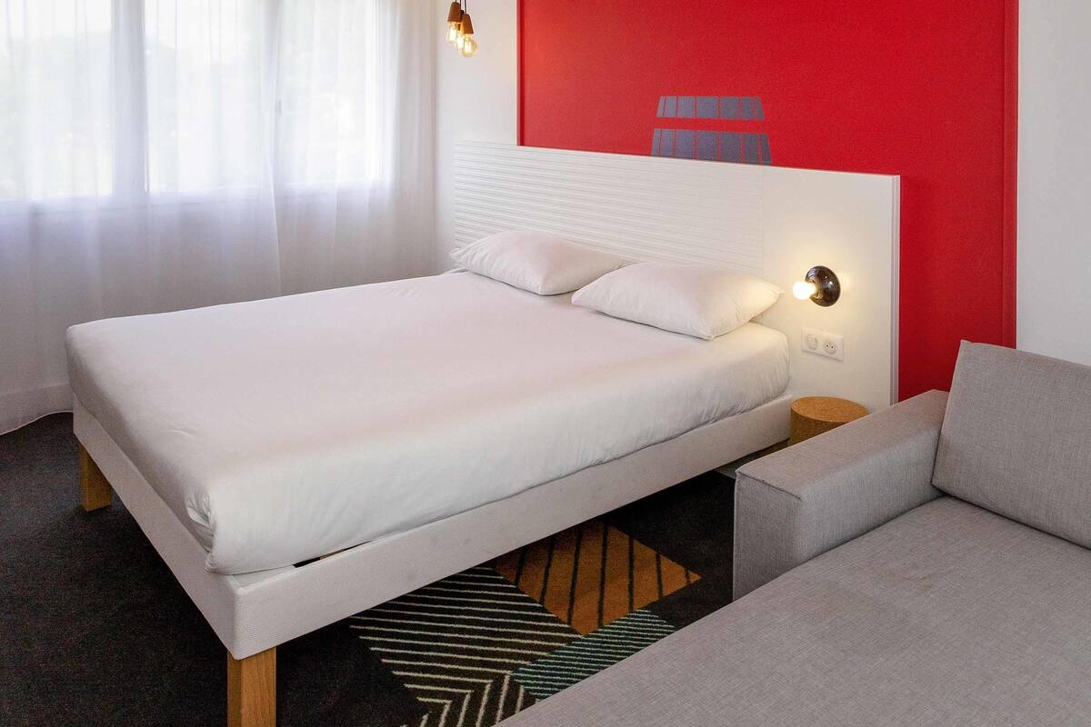 Premium bedding, desk, soundproofing, iron/ironing board (on request)