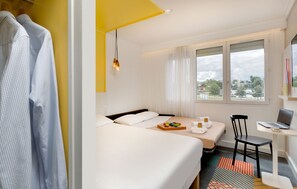 Habitació doble estàndard, 1 llit doble i sofà llit | Roba de llit d'alta qualitat, escriptori i habitacions insonoritzades 