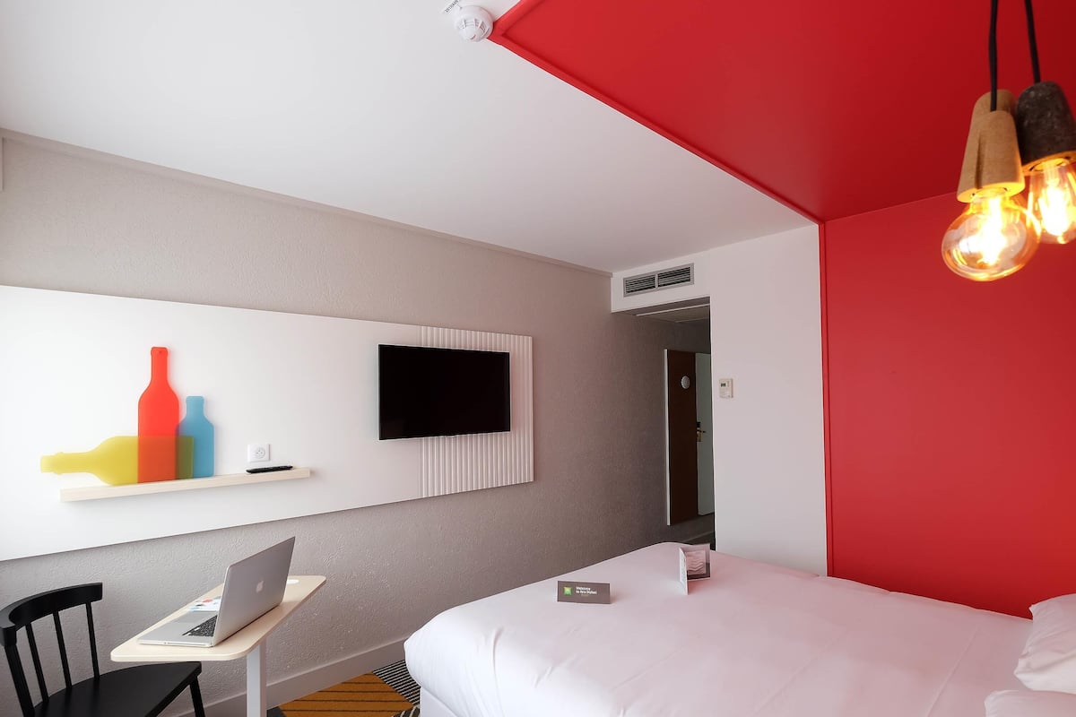 Chambre Standard double, 1 lit double | Literie de qualitĂ©, bureau, systĂšme dâinsonorisation