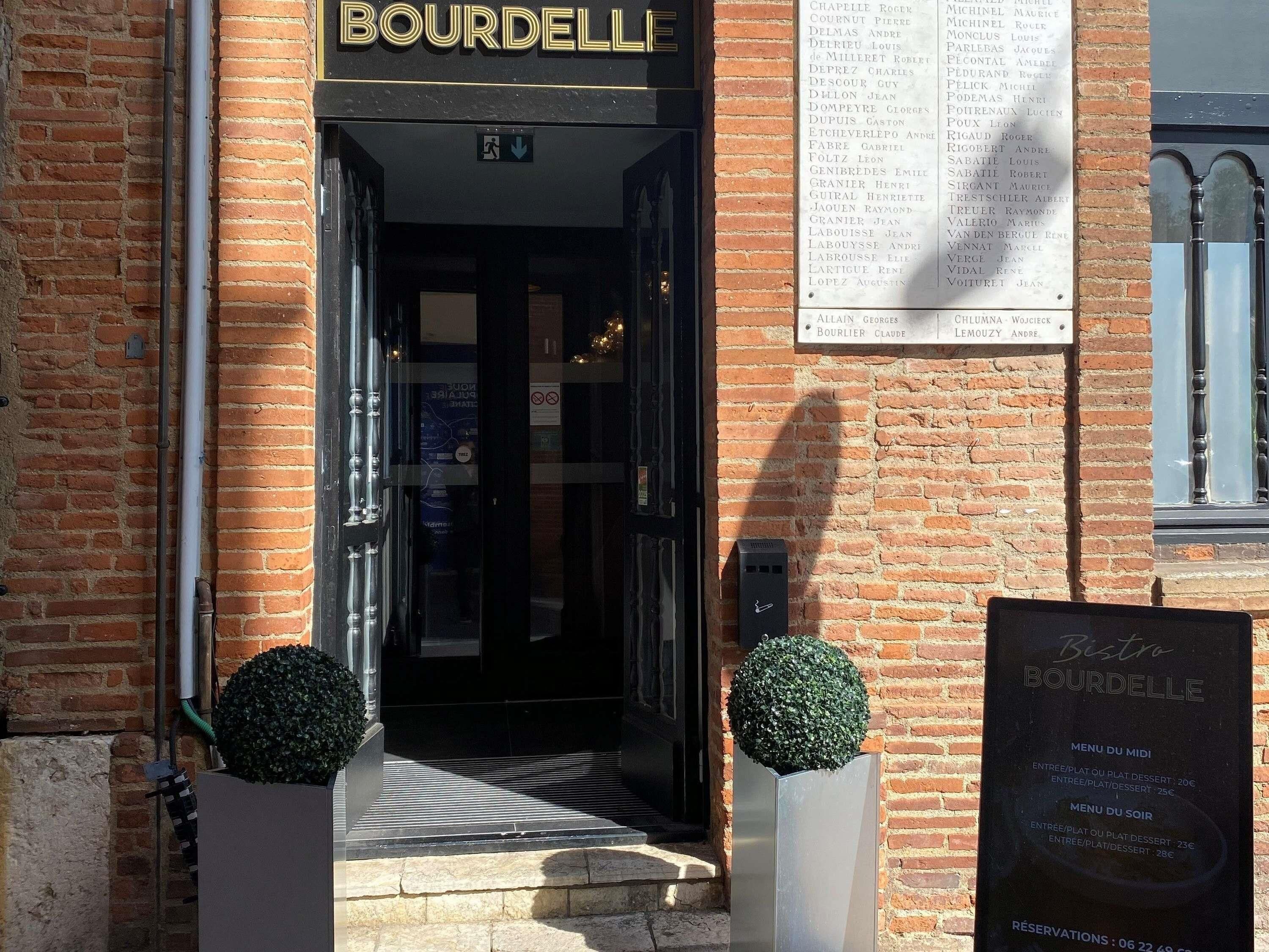 Serveert ontbijt, lunch, diner, Franse gerechten 