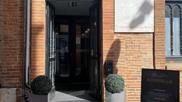 Sarapan, makan tengah hari, makan malam dihidangkan; masakan Perancis