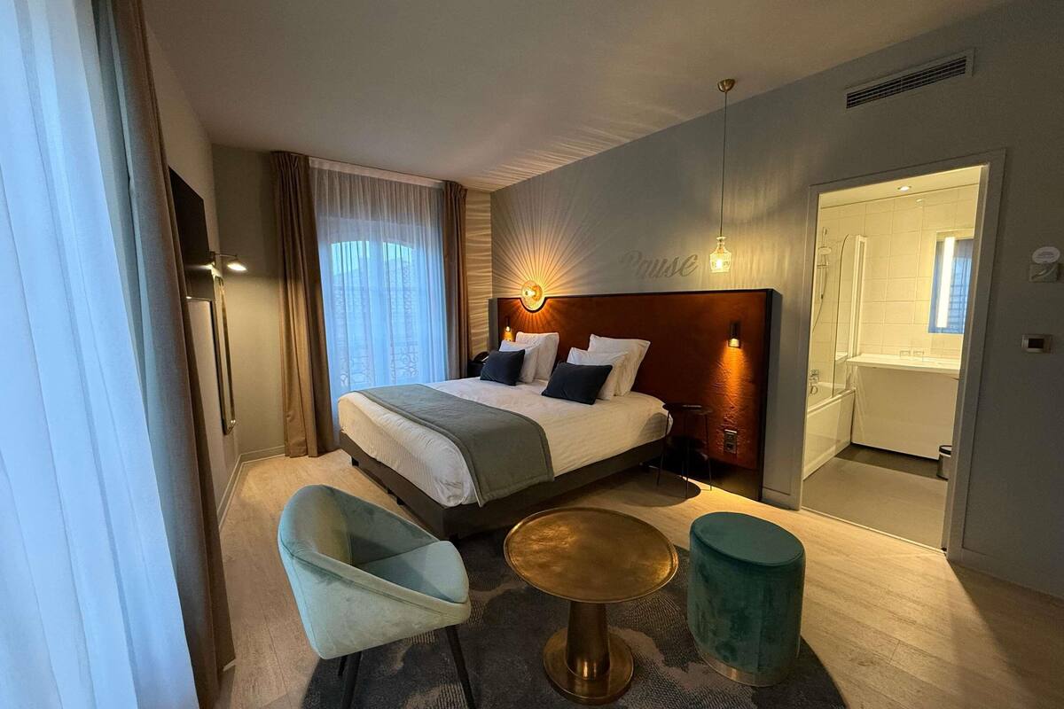 standard room, 1 king bed | minibar, in-room safe, desk, laptop workspace