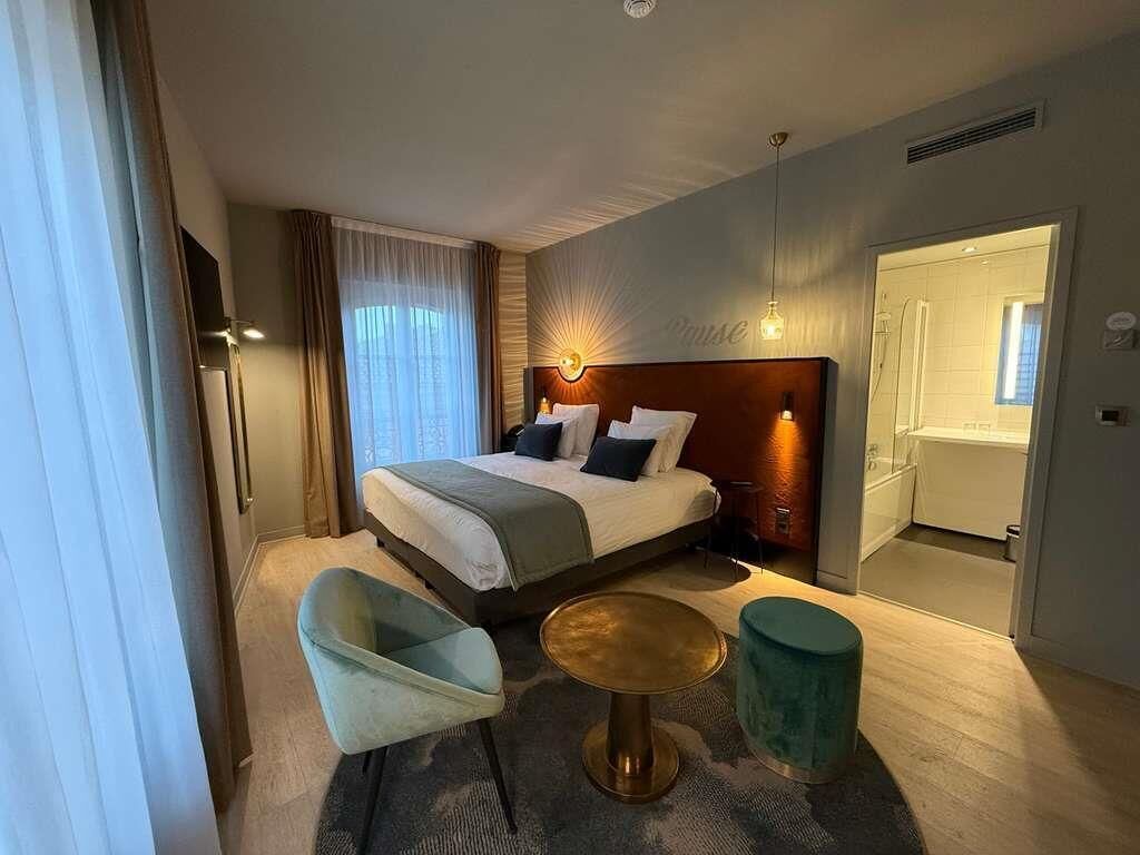 Habitación estándar, 1 cama King size | Minibar, caja de seguridad en la habitación y escritorio 