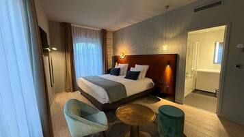 Standard Room, 1 King Bed | Minibar, in-room safe, desk, laptop workspace