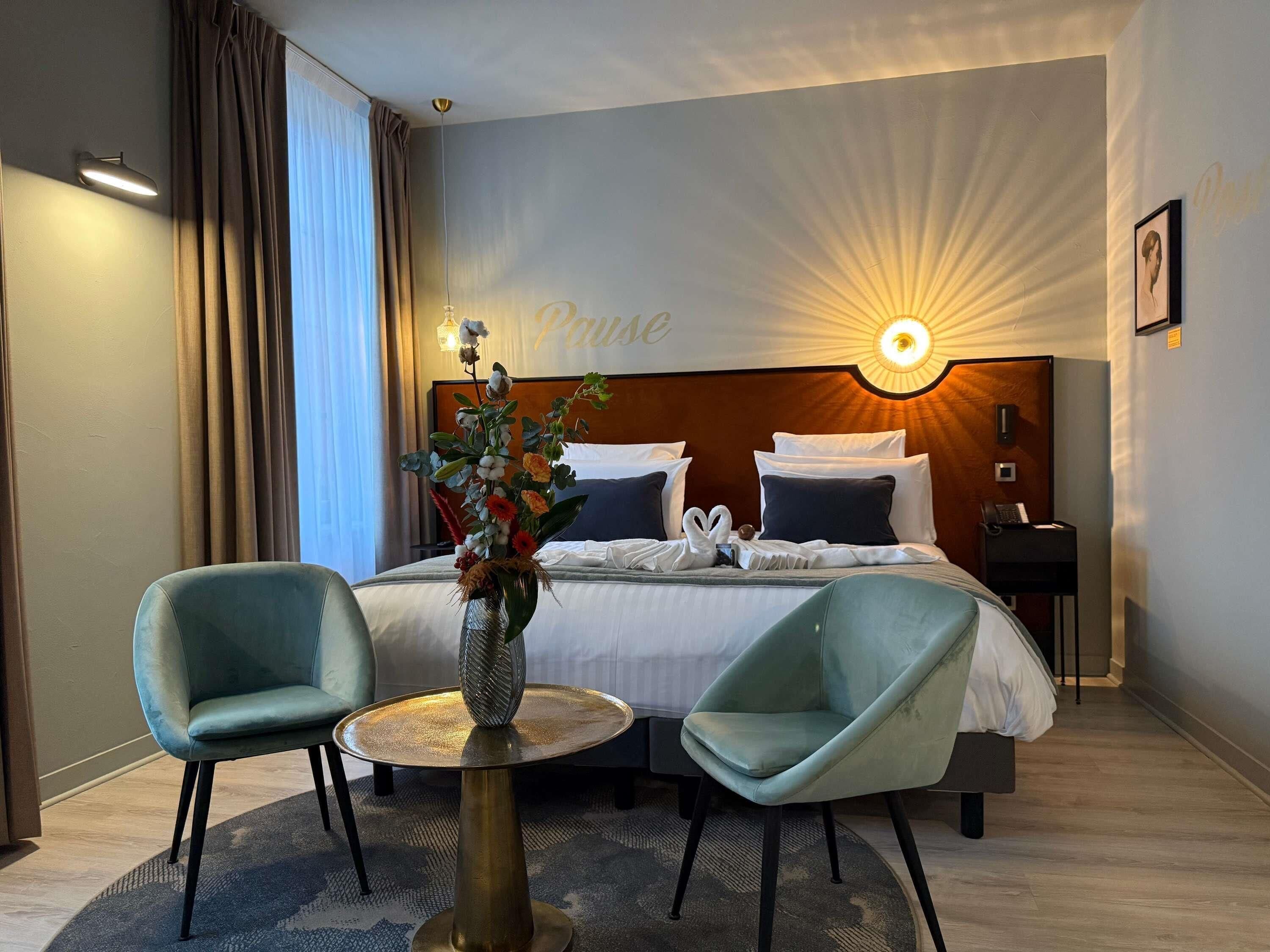 Privilege, Room, 1 King Bed | Minibar, in-room safe, desk, laptop workspace