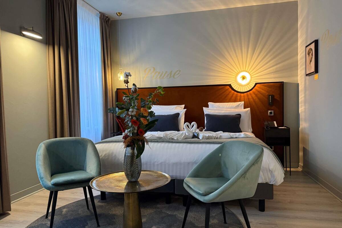 privilege, room, 1 king bed | minibar, in-room safe, desk, laptop workspace