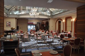 Frukostbuffé varje dag (EUR 18 per person)