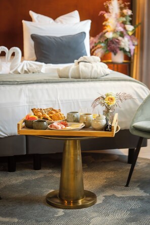 Minibar, värdeförvaringsskåp på rummet och skrivbord