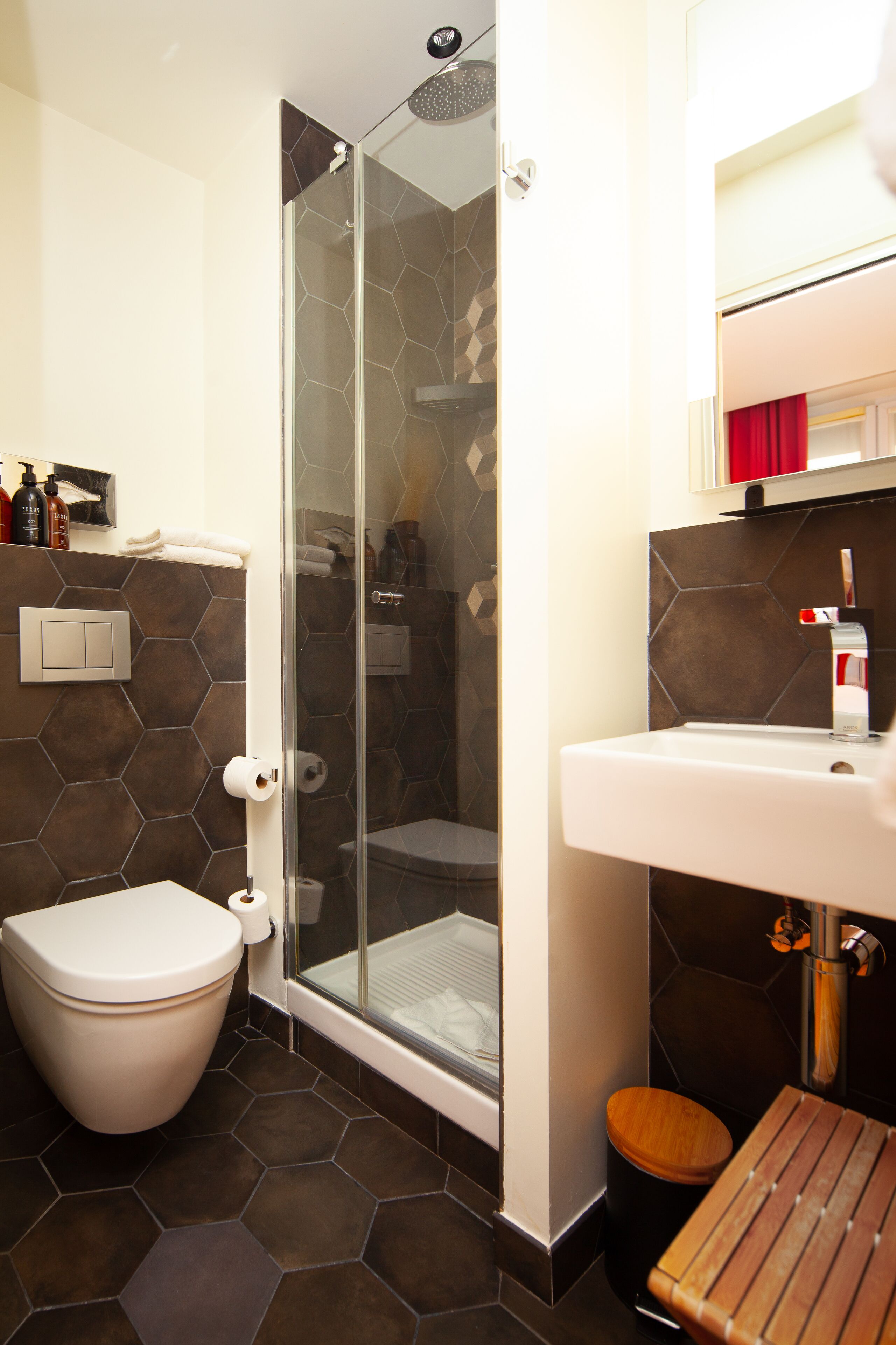 classic double room | bathroom | shower, free toiletries, hair dryer, towels