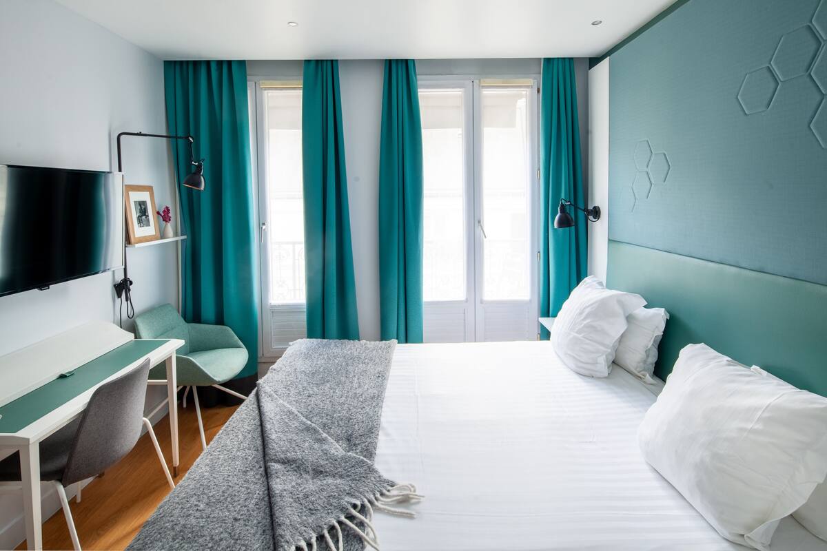 Classic Double Room | Minibar, in-room safe, desk, soundproofing