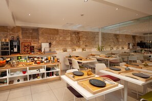 Petit déjeuner buffet (18 EUR par personne)