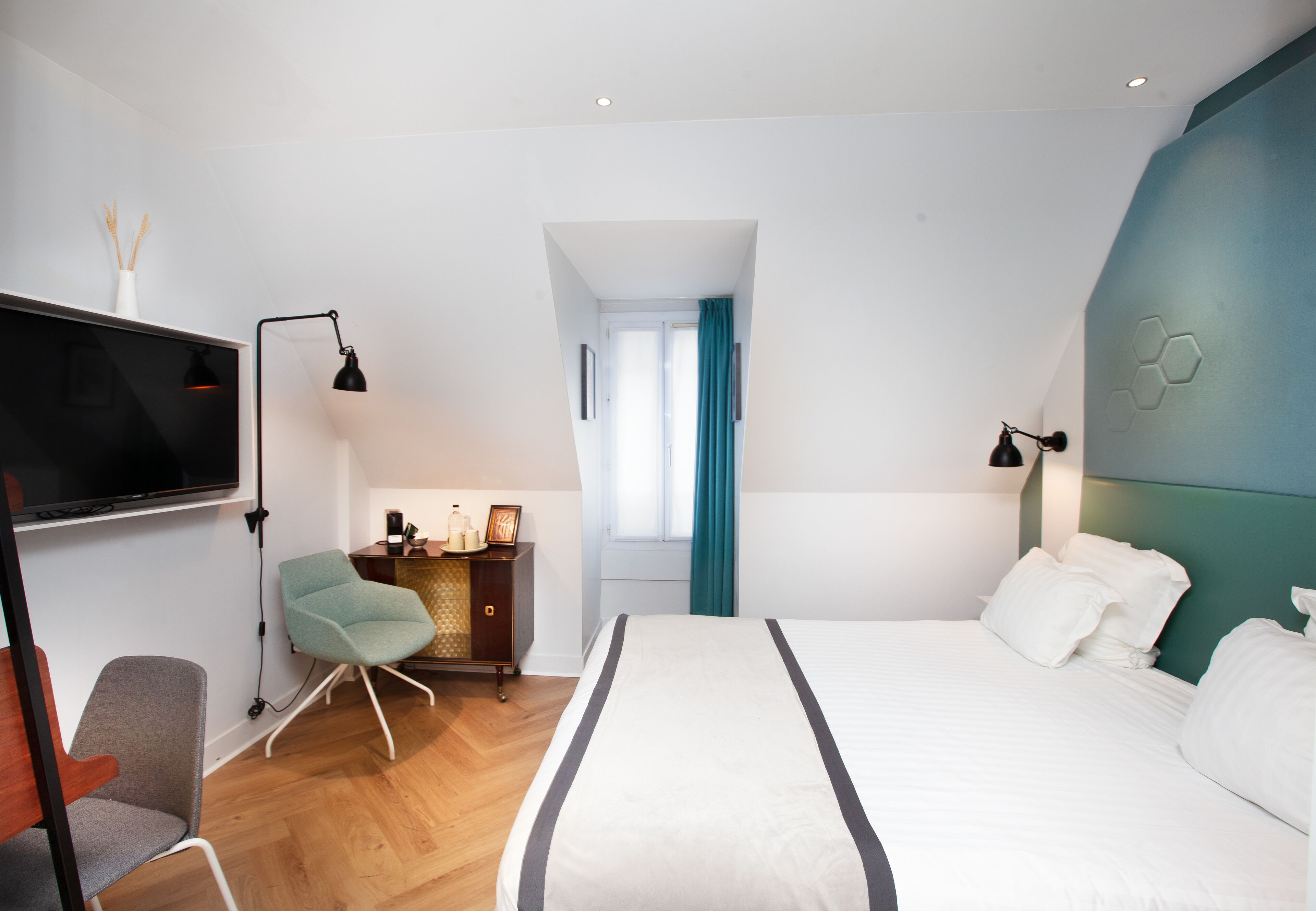 classic double room | minibar, in-room safe, desk, soundproofing