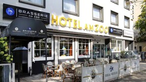 A hotel named "HOTEL AMZOO" with outdoor seating and a sign for "BRASSERIE AM ZOO". - Hotel Am Zoo (Frankfurt)