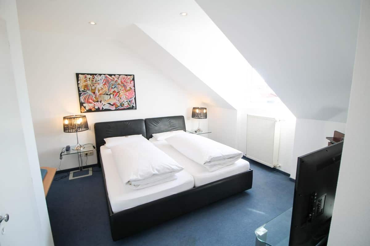 Suite | In-room safe, desk, laptop workspace, blackout curtains