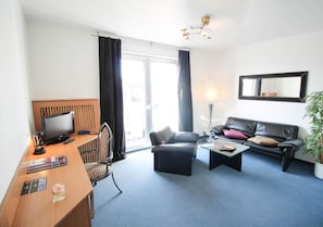 Suite | Wohnzimmer | 32-Zoll-Flachbildfernseher mit Satellitenempfang, Fernseher