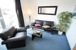 Suite | Living room | 32-inch flat-screen TV with satellite channels, TV